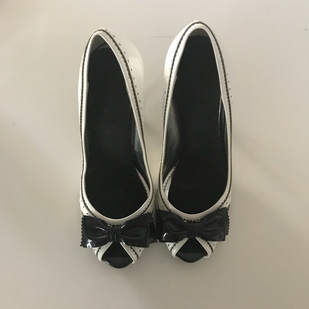 6.5 linea Paola white bow peep toe heels